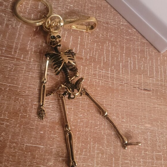 ALEXANDER MCQUEEN - Keychain/Bag clip. Gold toned. Brand new. Gift box included. - Picture 6 of 11